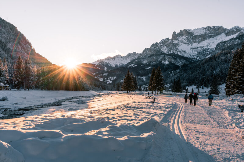 Passeggiata invernale al tramonto in Val di Fassa | © Patricia Ramirez  - Archivio Immagini ApT Val di Fassa