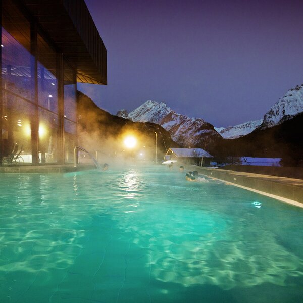 Piscina esterna in inverno con vista sulle Dolomiti a Canazei in Val di Fassa | © Federico Modica - Archivio Immagini ApT Val di Fassa