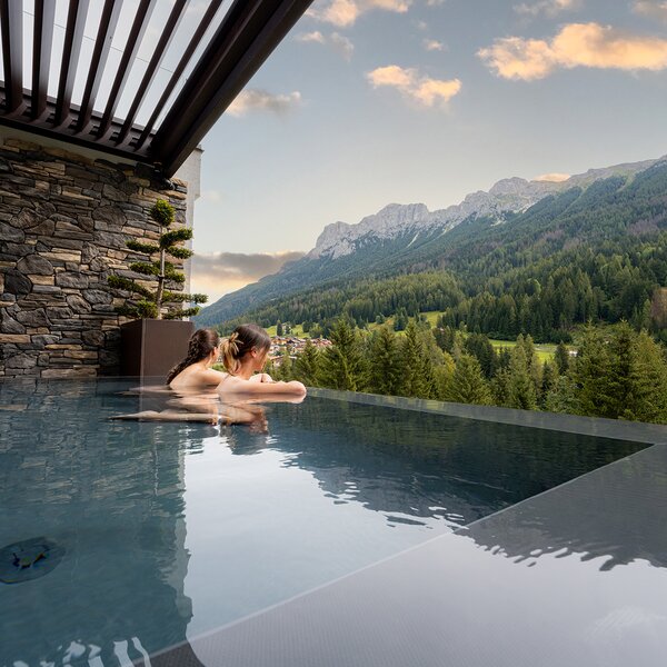 Piscina esterna con vista sulle Dolomiti in un hotel a Soraga in Val di Fassa | © Mattia Rizzi - Archivio Immagini ApT Val di Fassa 