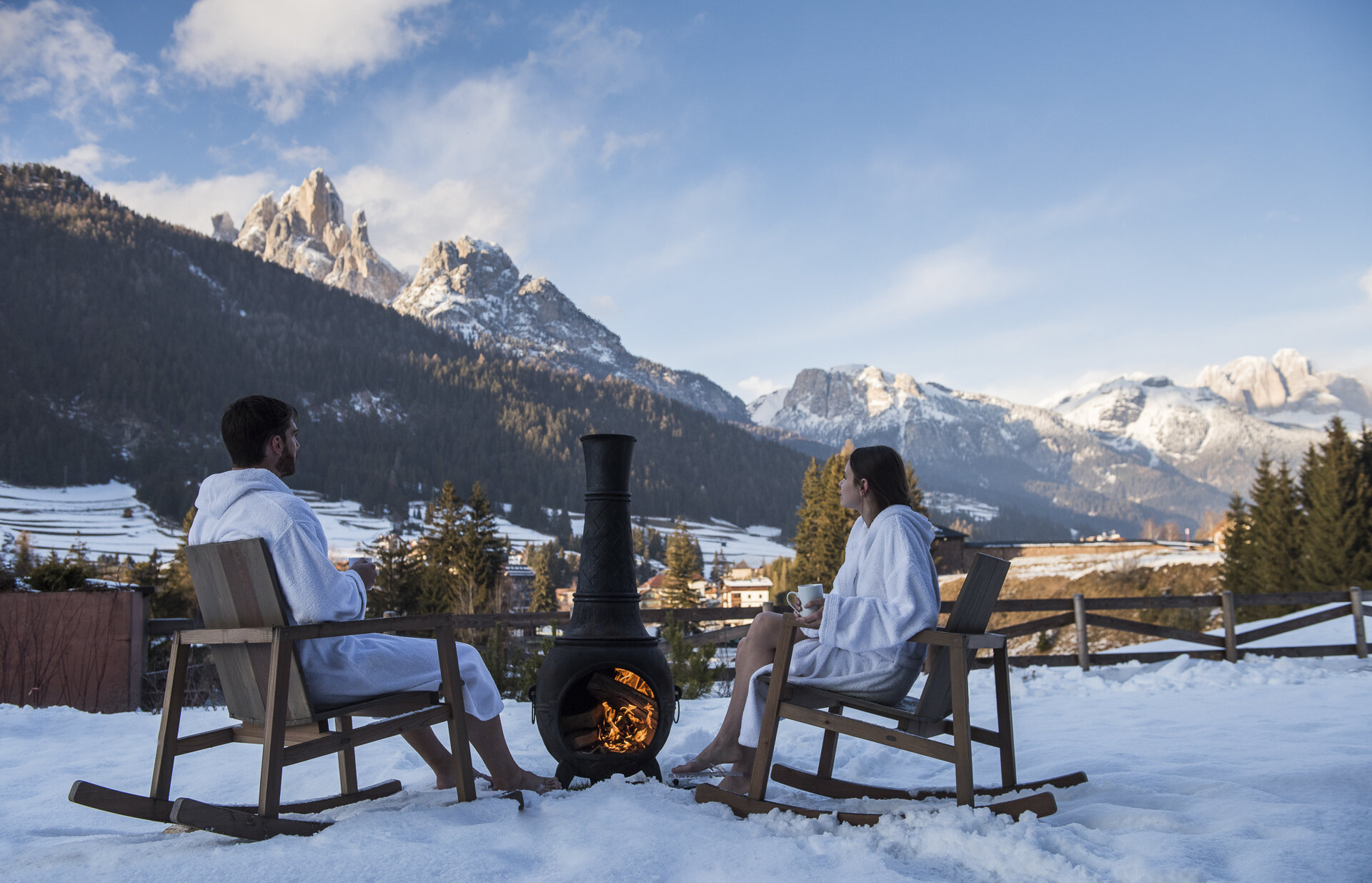 Coppia che beve il thè nel prato innevato delle QC Terme  | © QC Terme Dolomiti - Archivio Immagini ApT Val di Fassa