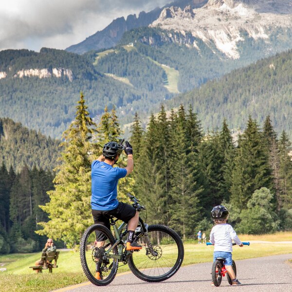 Padre e figlio sulla ciclabile delle Dolomiti in Val di Fassa | © Archivio Immagini ApT Val di Fassa