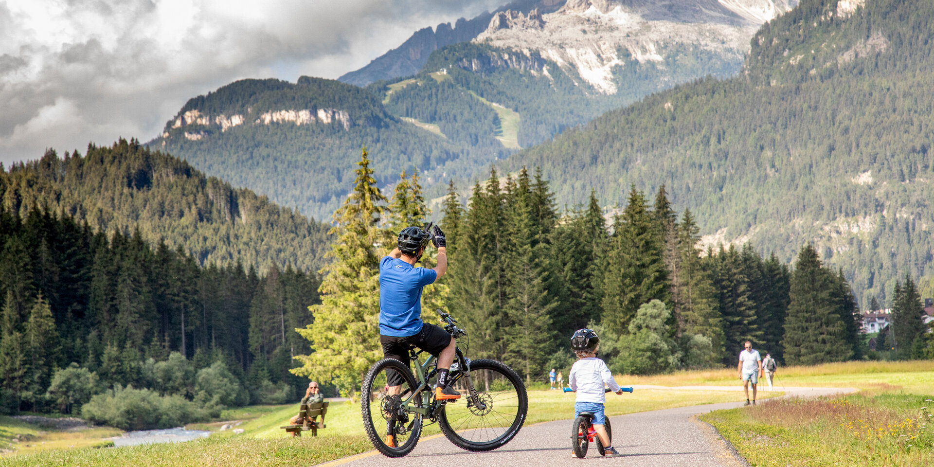 Padre e figlio sulla ciclabile delle Dolomiti in Val di Fassa | © Archivio Immagini ApT Val di Fassa
