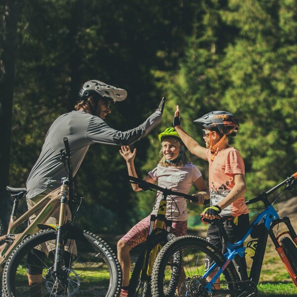 Bambini e una guida mtb in un bike park in Val di Fassa | © Federico Modica  - Archivio Immagini ApT Val di Fassa