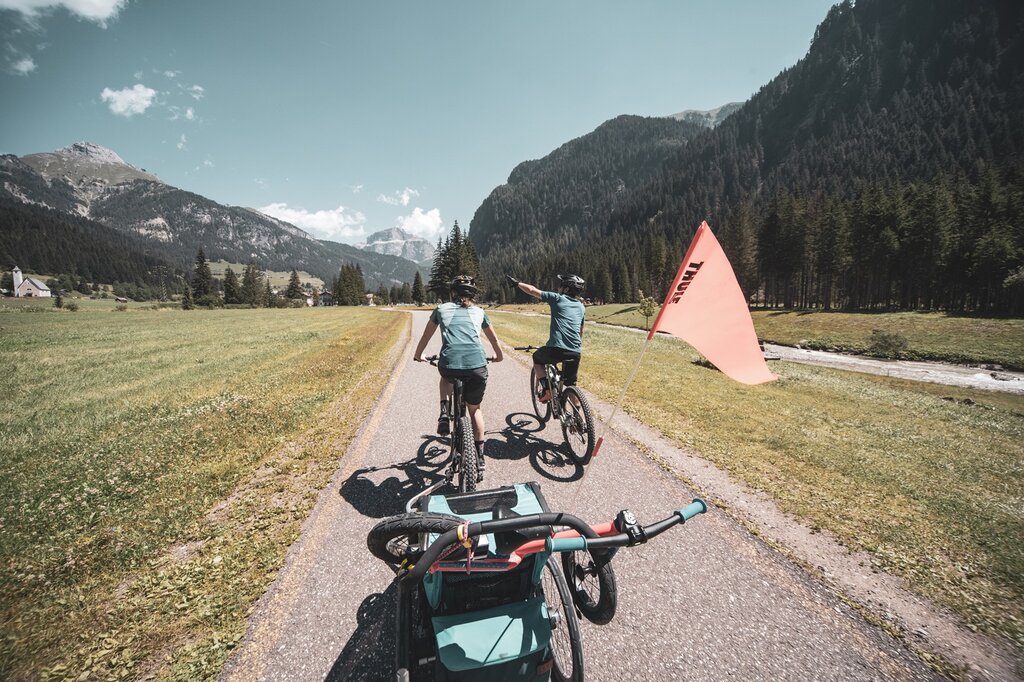 Famiglia sulla pista ciclabile delle Dolomiti in val di Fassa