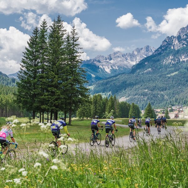 Ciclisti lungo la pista ciclabile delle Dolomiti a Fontanazzo | © Patricia Ramirez - Archivio Immagini ApT Val di Fassa