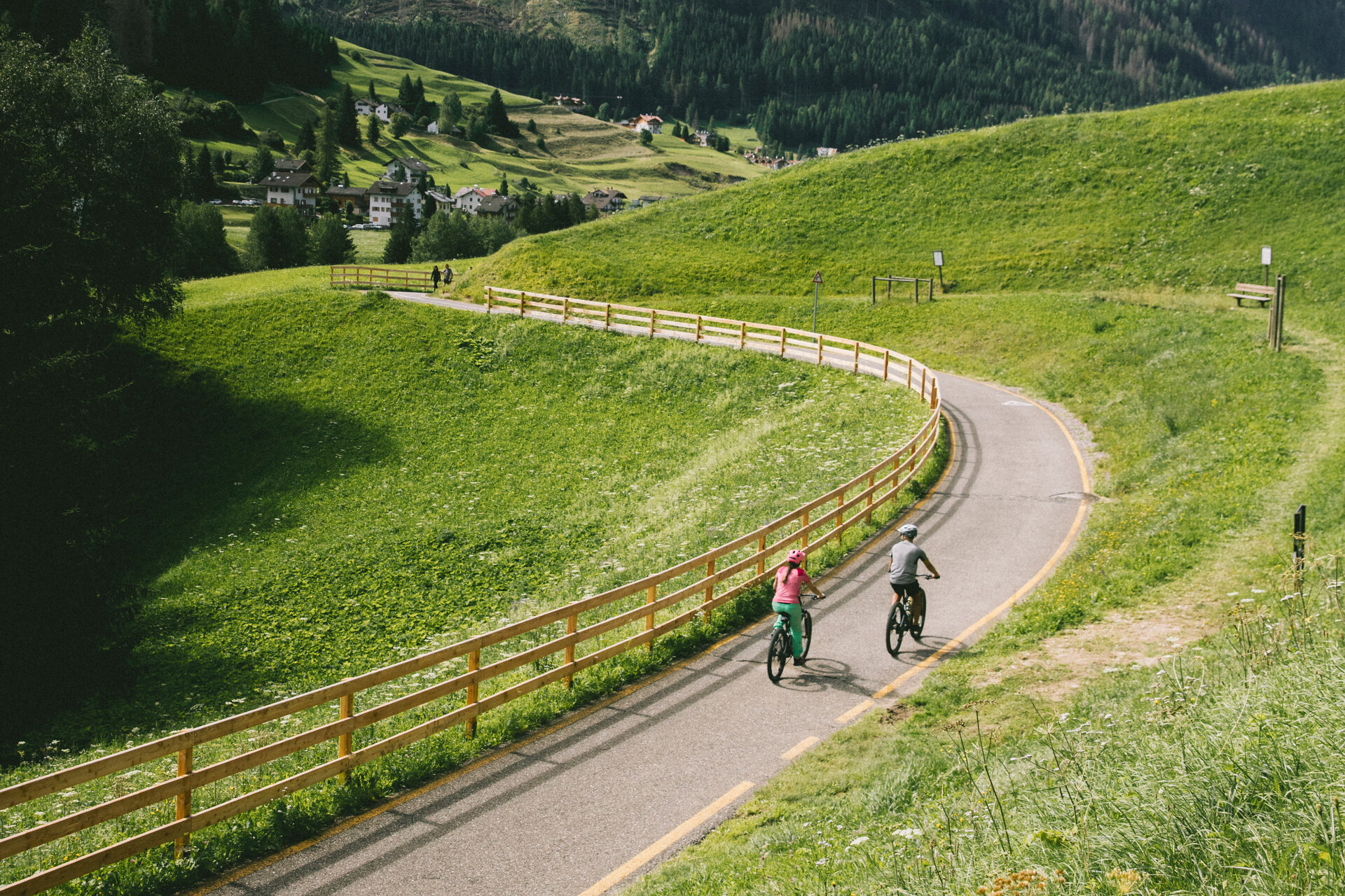 Ciclisti lungo la pista ciclabile delle Dolomiti vista da Soraga, in Val di Fassa | © Federico Modica  - Archivio Immagini ApT Val di Fassa