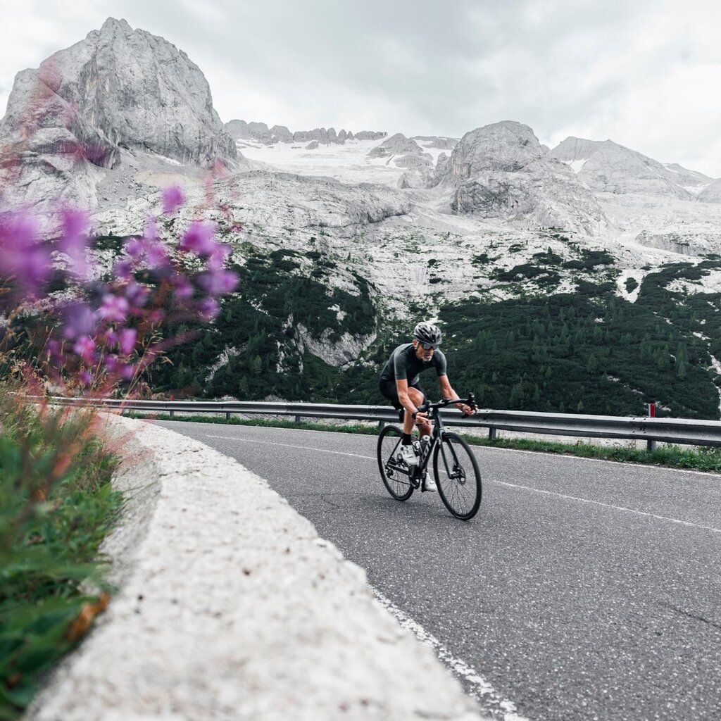 Ciclista su strada vista Marmolada | © Federico Modica - Archivio Immagini ApT Val di Fassa