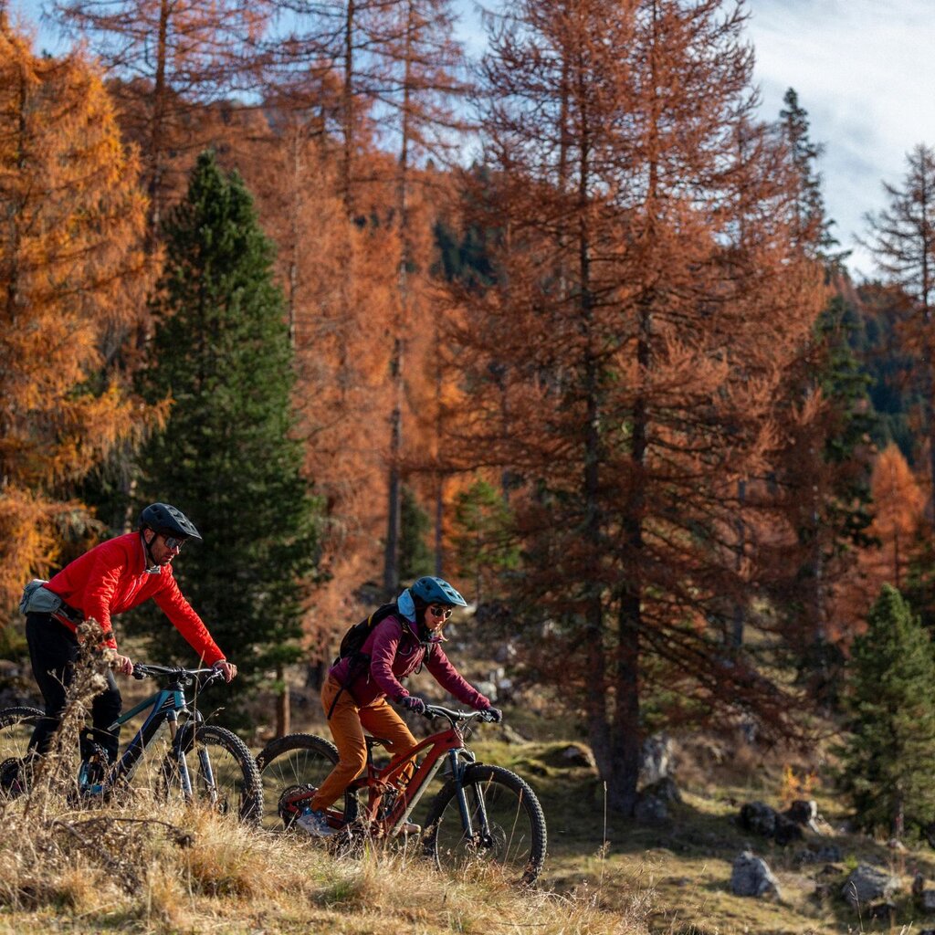 Una coppia su mountain bike tra gli alberi autunnalli della Val San Nicolò | © Archivio immagini ApT Val di Fassa  - Federico Modica