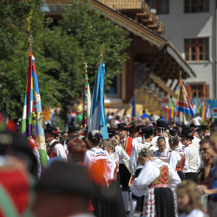 Sfilata in abiti tradizionali per le vie di Canazei in Val di Fassa | © Ralf Brunel - Archivio Immagini ApT Val di Fassa