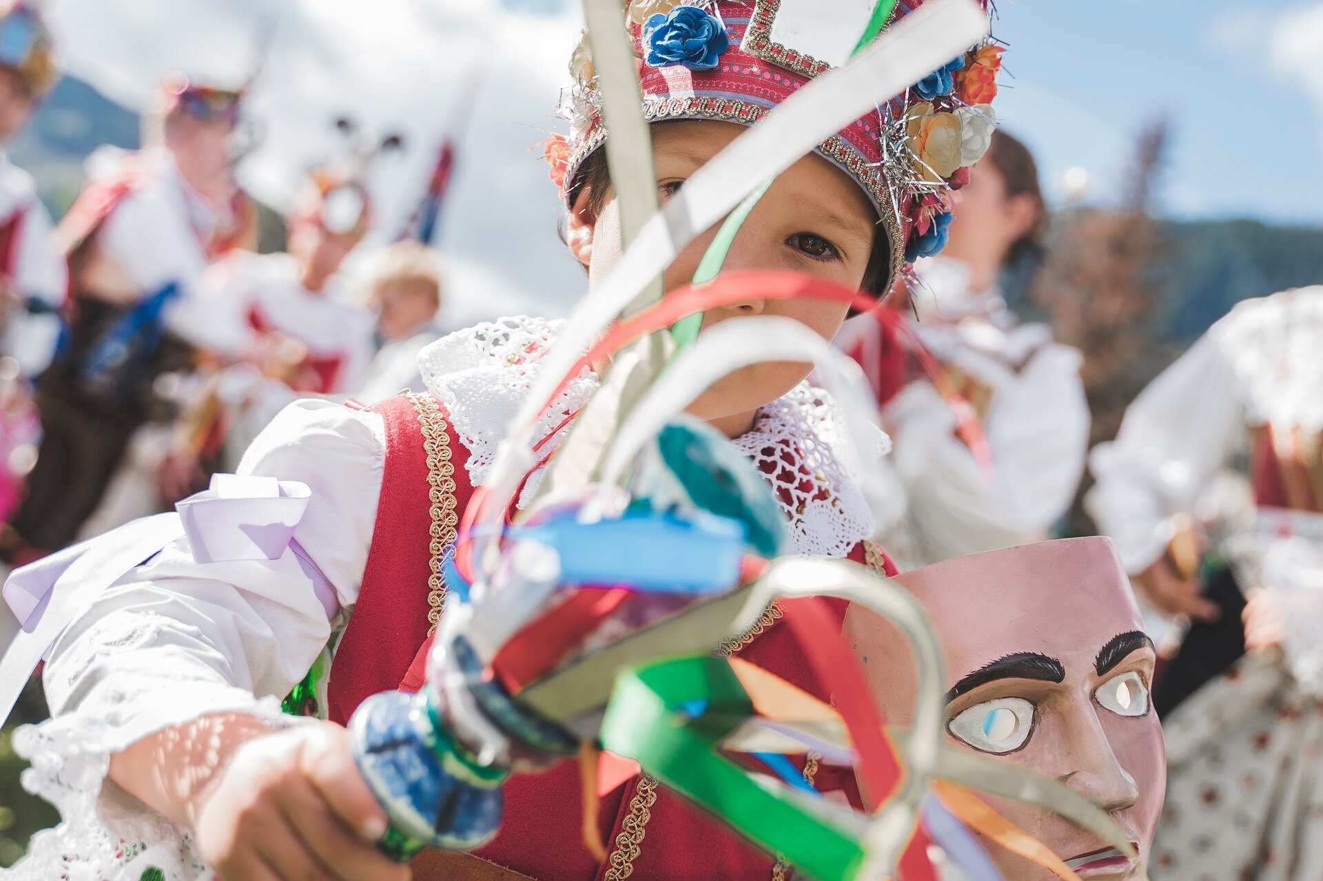 Bambino che indossa un tradizionale costume di carnevale ladino in Val di Fassa | © Patricia Ramirez  - Archivio Immagini ApT Val di Fassa