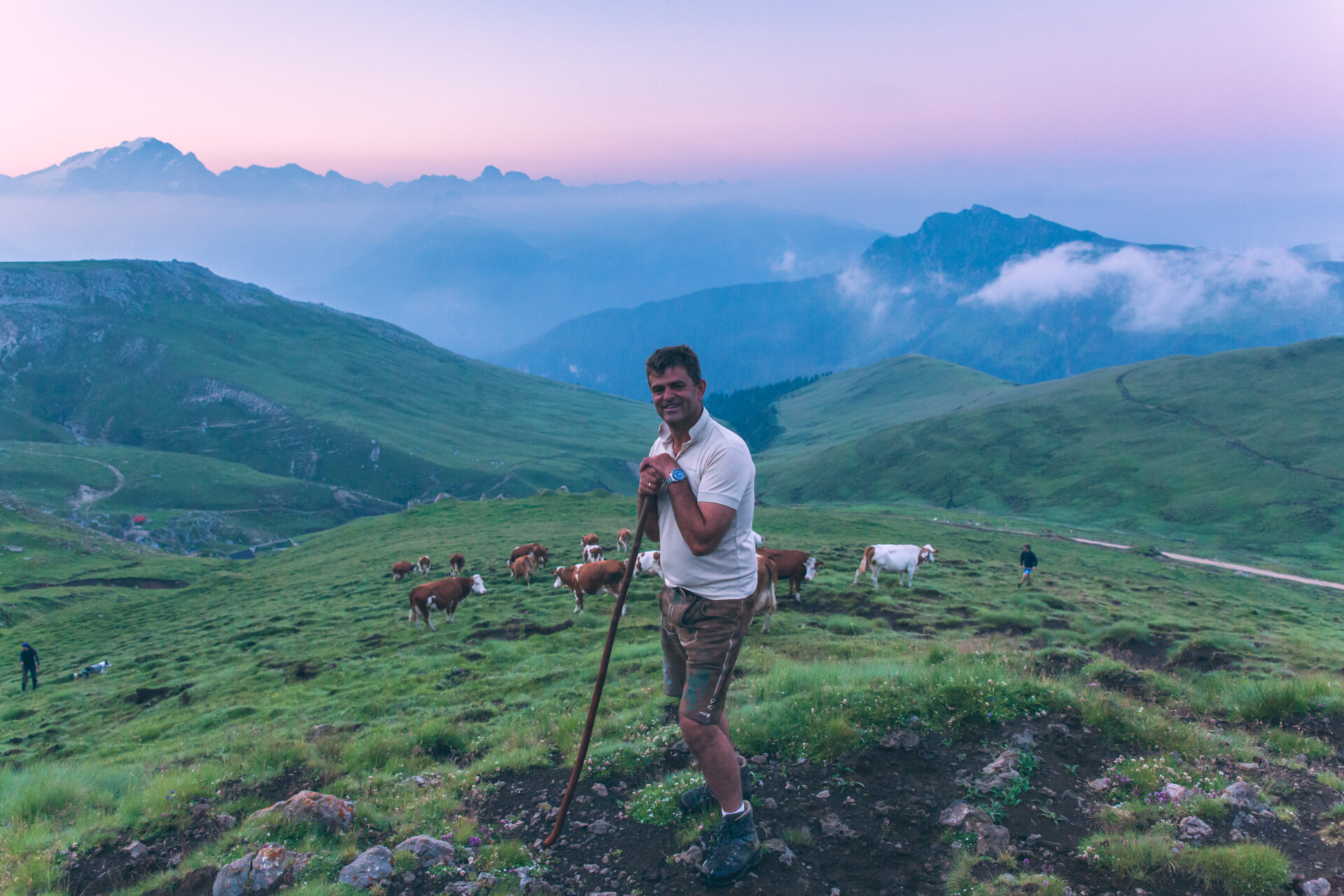 Pastore che sorride al tramonto in alpeggio in Val di Fassa | © Patricia Ramirez  - Archivio Immagini ApT Val di Fassa