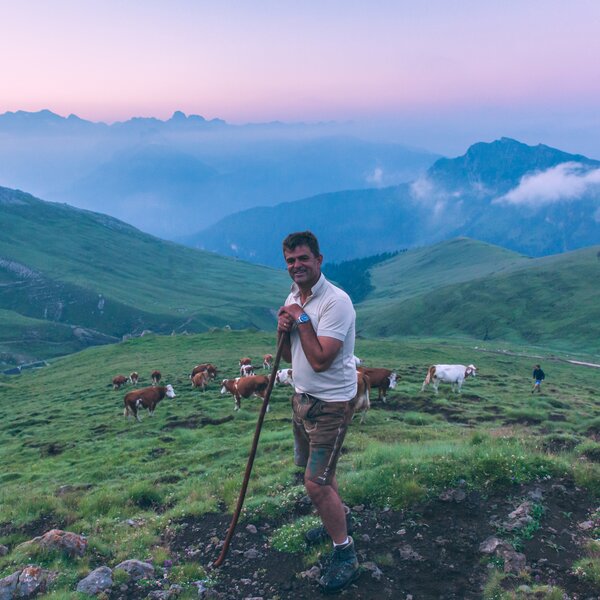 Pastore che sorride al tramonto in alpeggio in Val di Fassa | © Patricia Ramirez  - Archivio Immagini ApT Val di Fassa