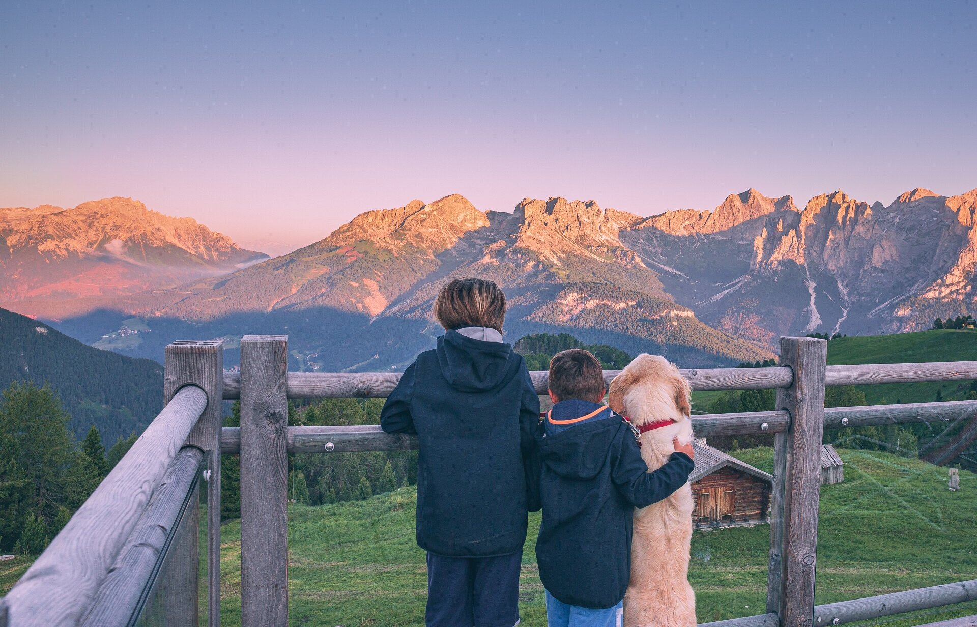 Bambini che guardano l'Enrosadira al Buffaure in Val di Fassa | © Patricia Ramirez - Archivio Immagini ApT Val di Fassa