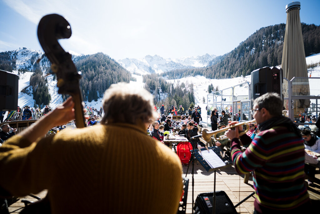 Dolomiti Ski Jazz - Concerto in rifugio sulle piste da sci