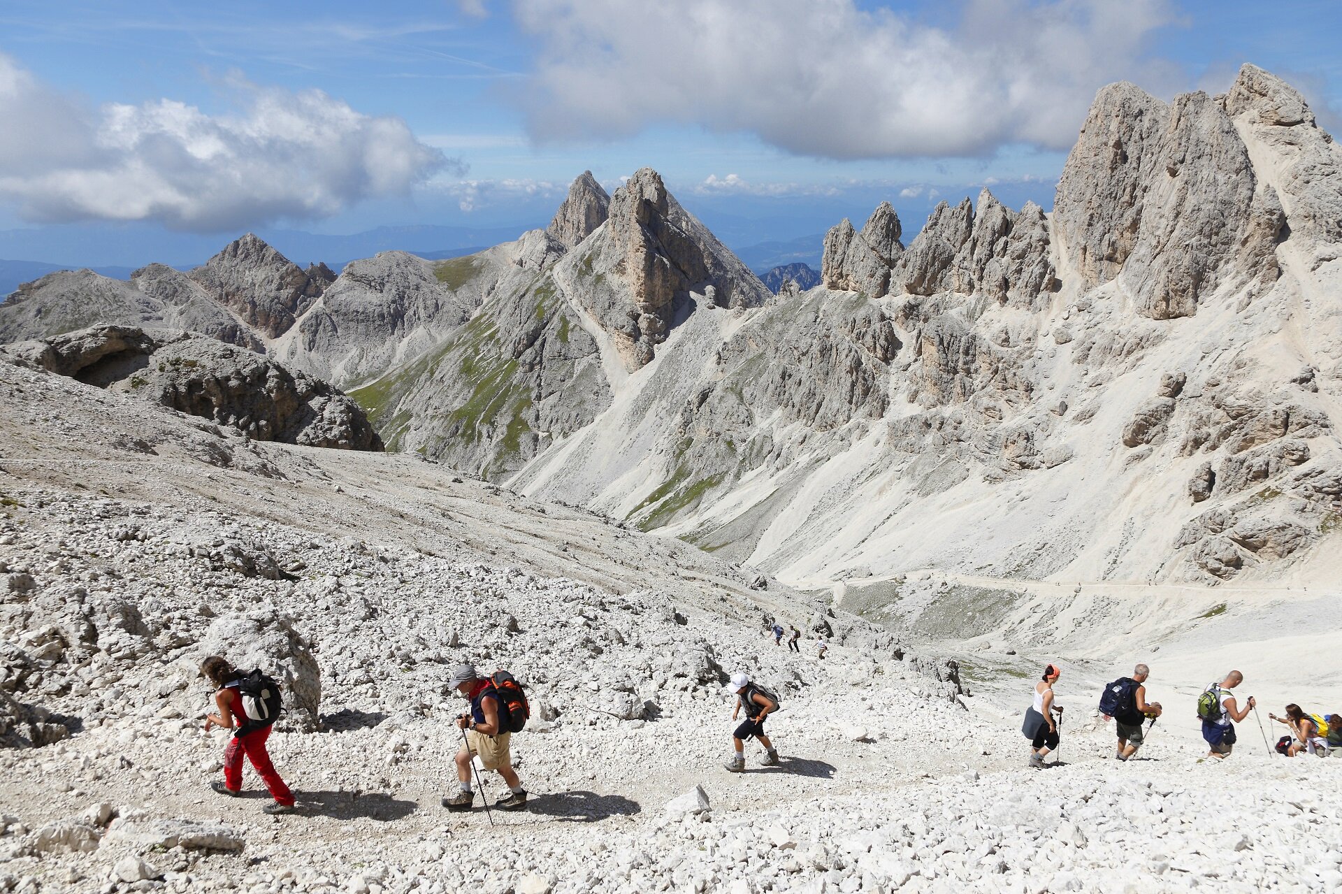 Persone che fanno un trekking verso il rifugio Vajolet | © Nicola Angeli - Archivio Immagini ApT Val di Fassa