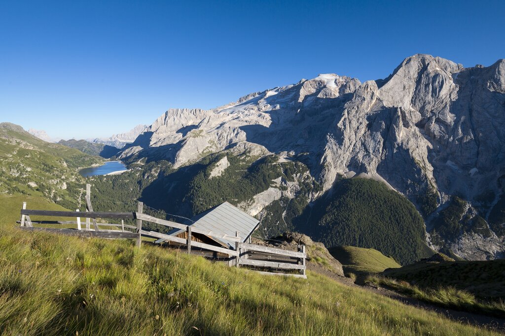 Viel del Pan con il lago di Fedaia sullo sfondo in Val di Fassa