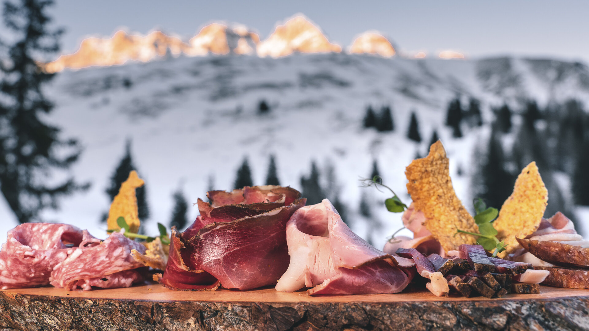 Tagliere di affettati al tramonto in Val di Fassa | © Patricia Ramirez  - Archivio Immagini ApT Val di Fassa