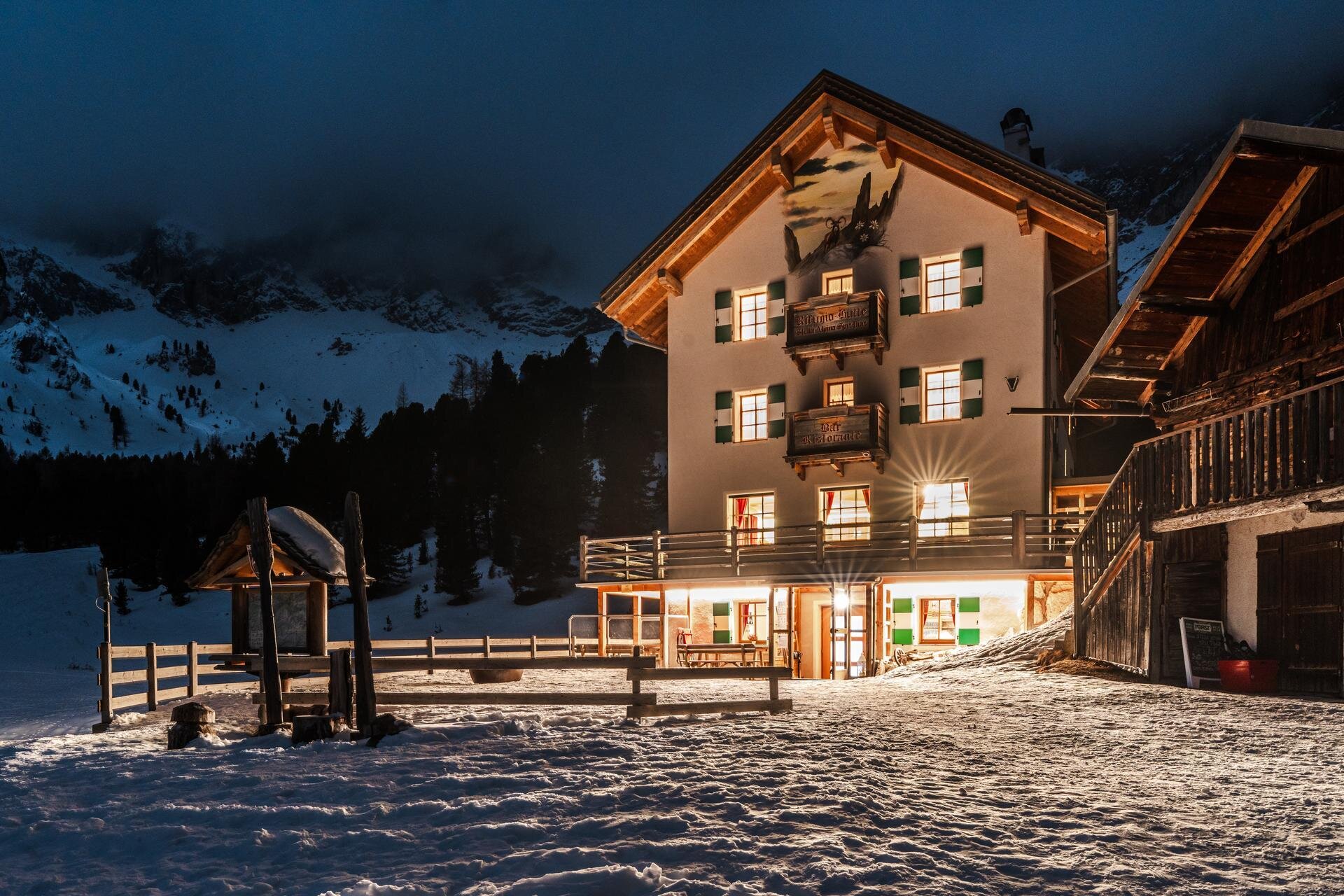 RIfugio alpino illuminato la sera in inverno in Val di Fassa | © Archivio Immagini ApT Val di Fassa - Patricia Ramirez