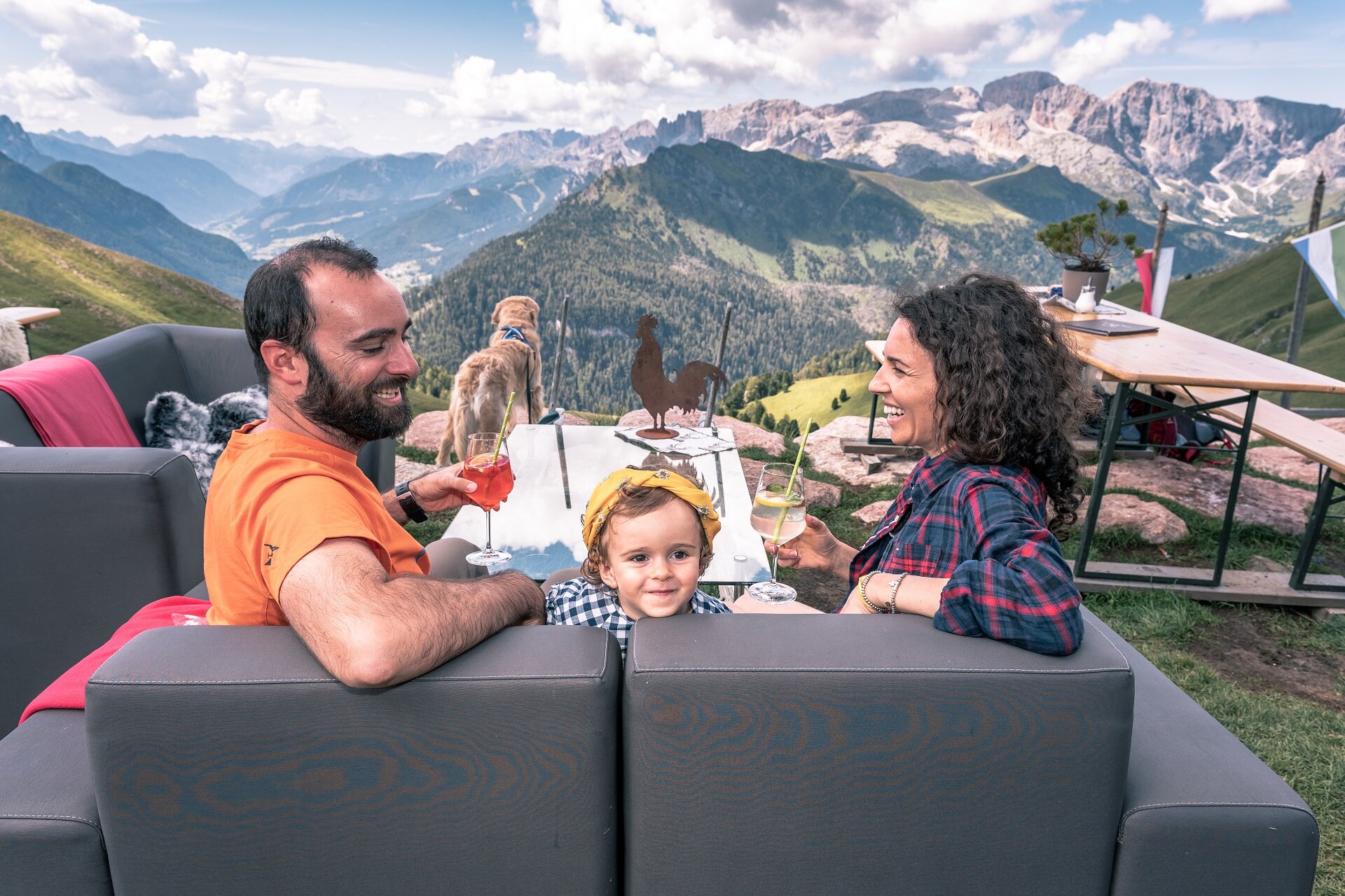 Famiglia fuori da un rifugio sulle Dolomiti in Val di Fassa | © Patricia Ramirez - Archivio Immagini ApT Val di Fassa