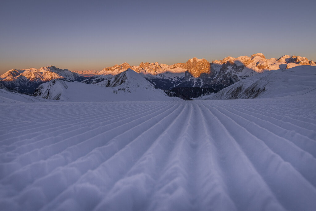 Piste da sci all'alba in Val di Fassa