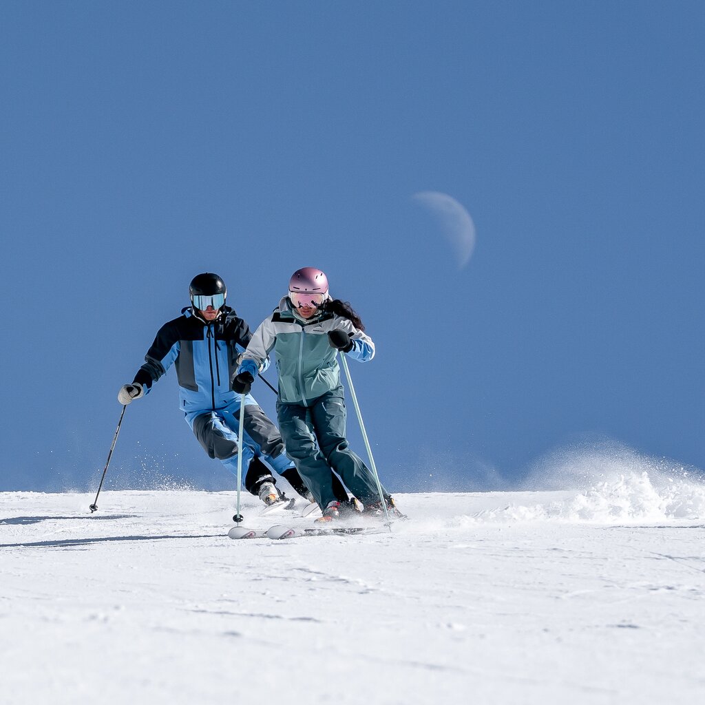 Coppia scia all'alba con la luna in Val diFassa | © Archivio immagini ApT Val di Fassa - Mattia Rizzi