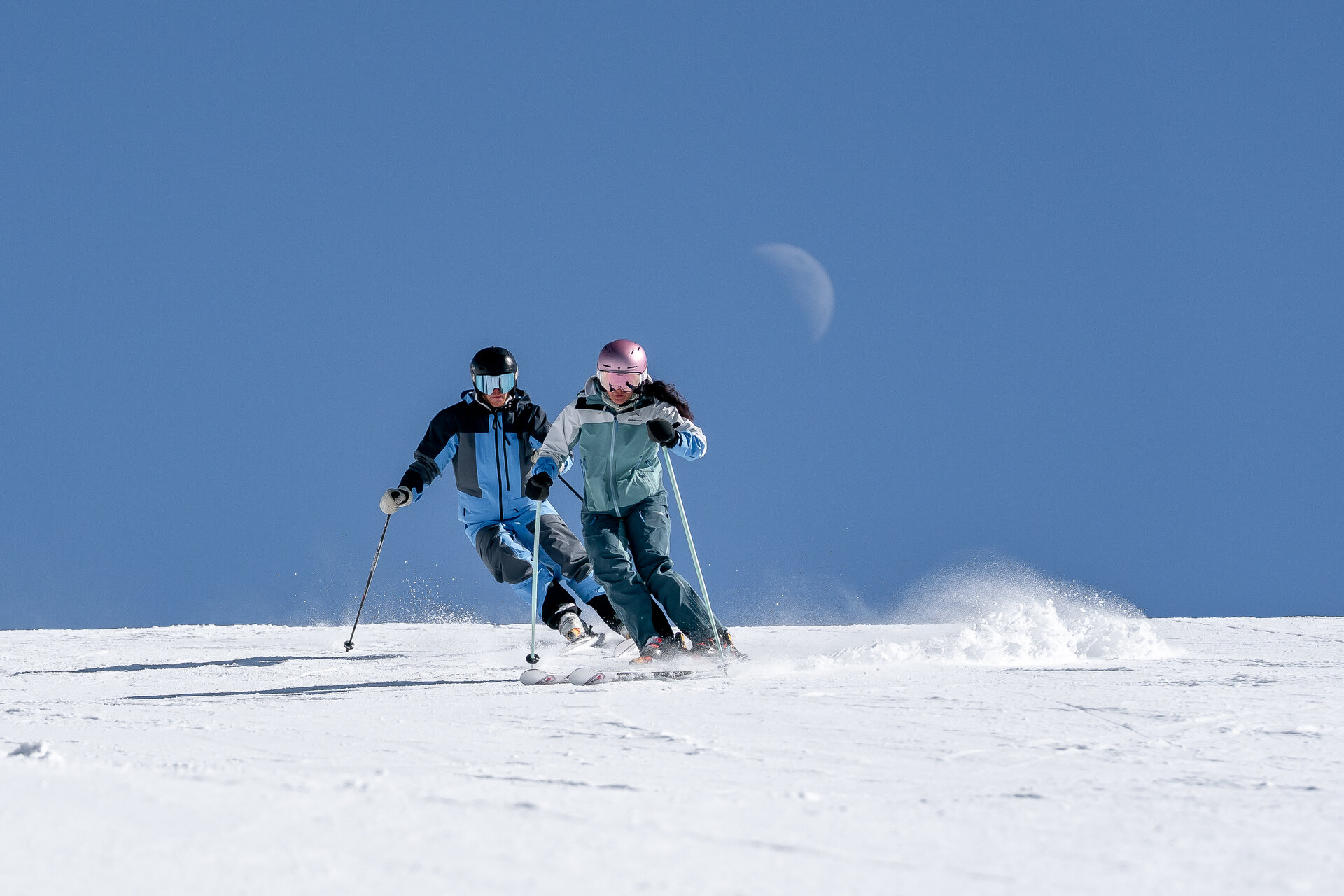 Coppia scia all'alba con la luna in Val diFassa | © Archivio immagini ApT Val di Fassa - Mattia Rizzi