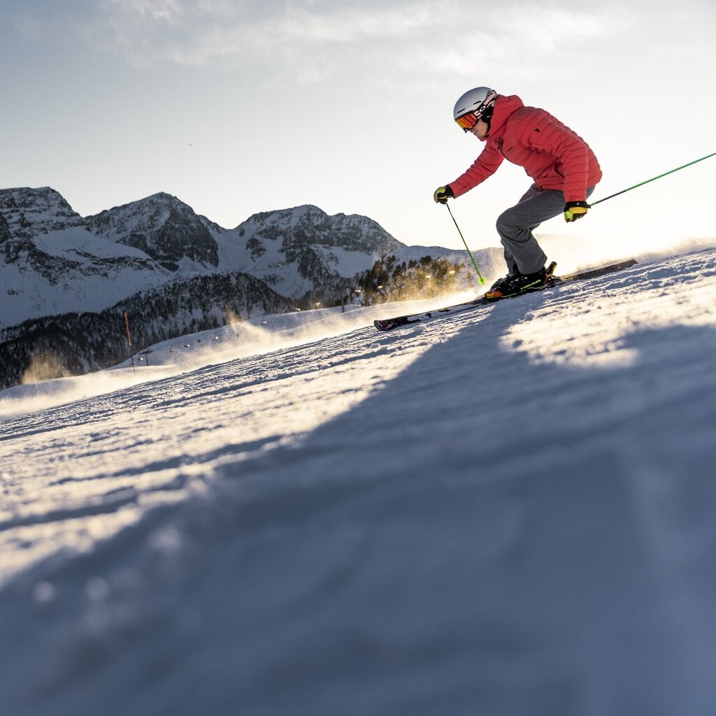 Coppia scia all'alba al San Pellegrino | © Archivio Immagini ApT Val di Fassa - Federico Modica