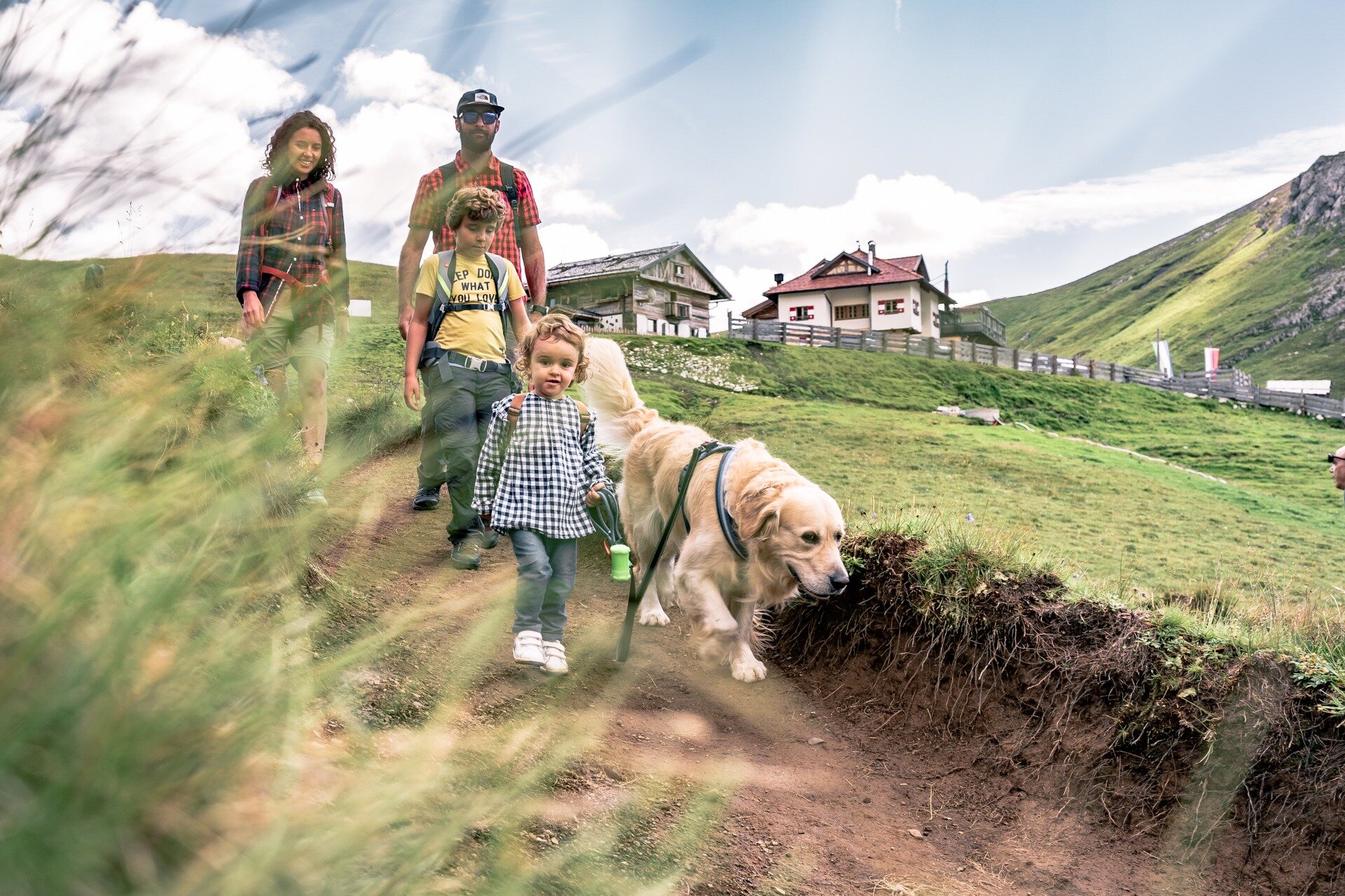Famiglia che parte per un trekking al Col Rodella in Val di Fassa | © Patricia Ramirez  - Archivio Immagini ApT Val di Fassa