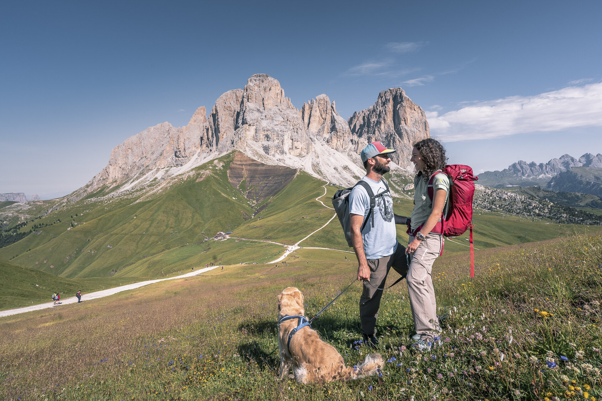 Coppia con il cane al Col Rodella | © Patricia Ramirez  - Archivio Immagini ApT Val di Fassa