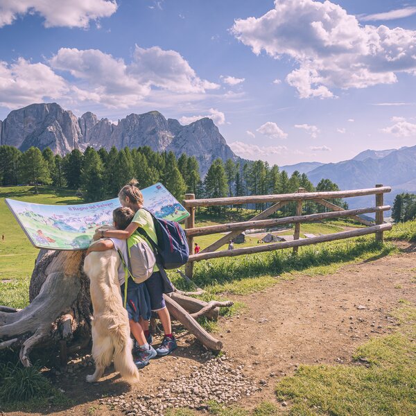 Famiglia all'arrivo della cabinovia del Buffaure in Val di Fassa | © Patricia Ramirez - Archivio Immagini ApT Val di Fassa