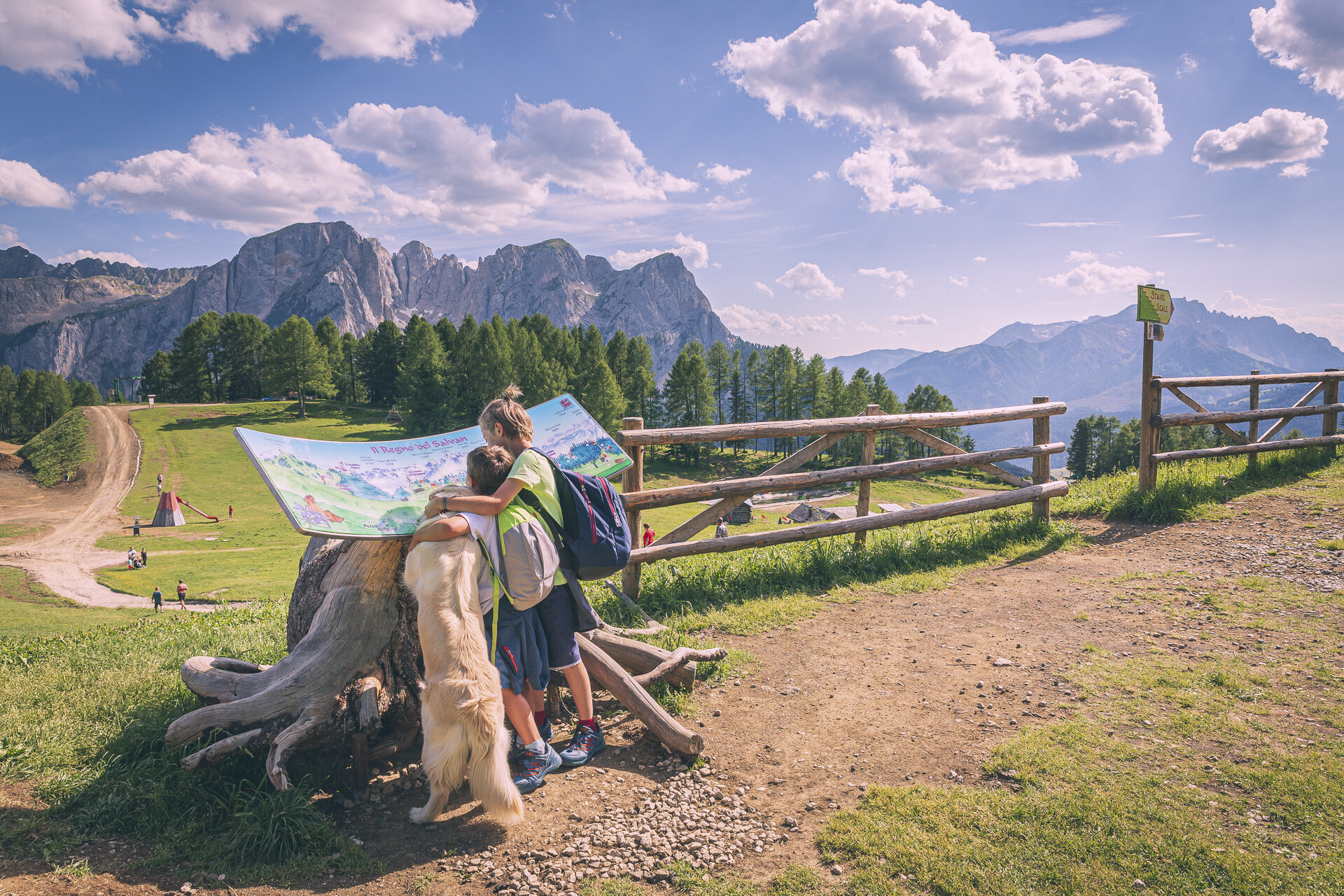 Famiglia all'arrivo della cabinovia del Buffaure in Val di Fassa | © Patricia Ramirez - Archivio Immagini ApT Val di Fassa