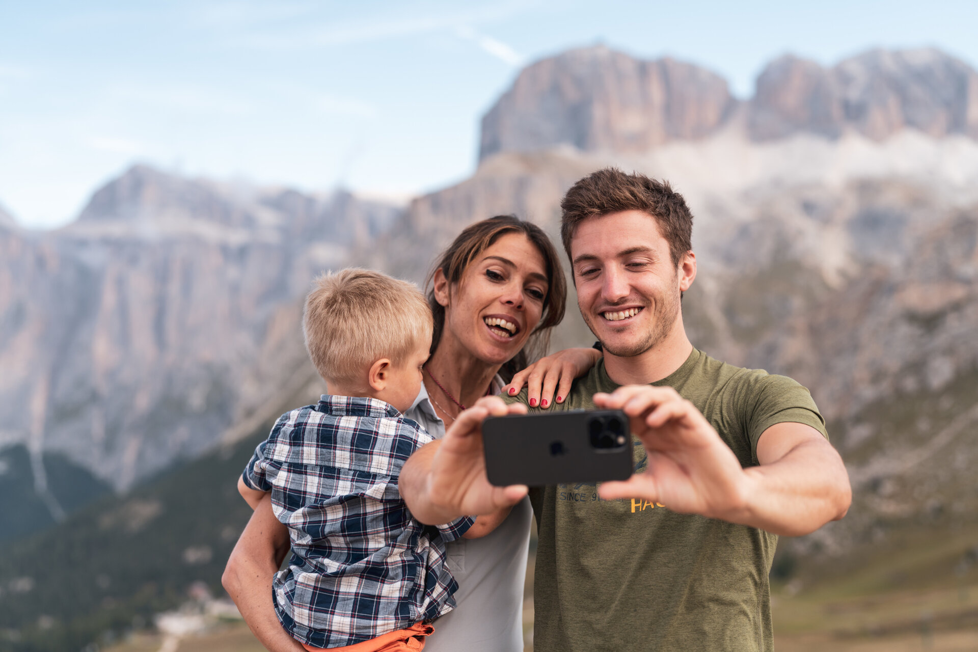 Coppia con un figlio al Ciampac in Val di Fassa | © Mattia Rizzi  - Archivio Immagini ApT Val di Fassa