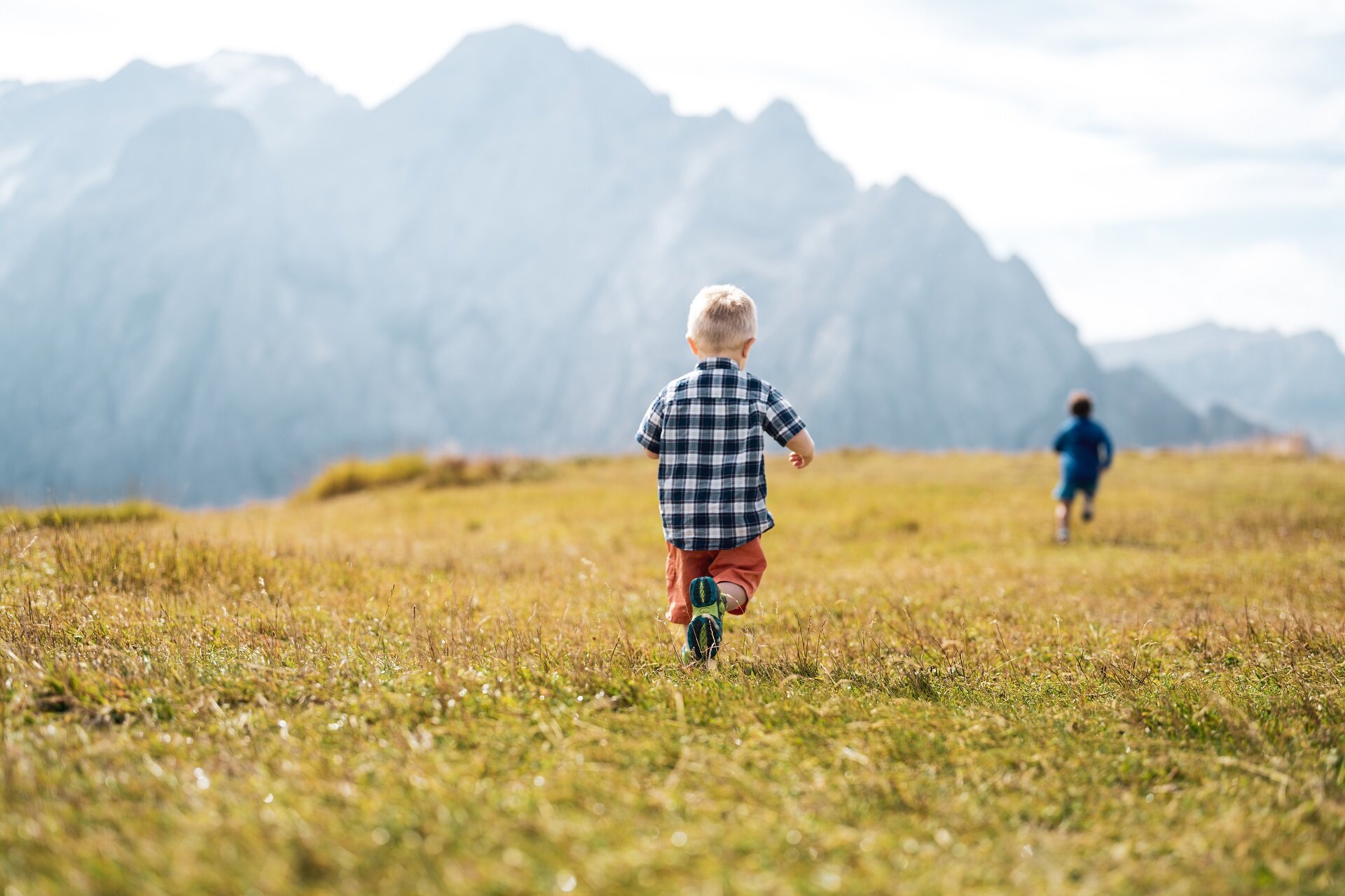 Bambini che corrono sulle Dolomiti in Val di Fassa | © Mattia Rizzi  - Archivio Immagini ApT Val di Fassa