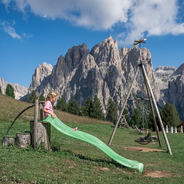 Bambina su uno scivolo al Ciampedie in Val di Fassa | © Patricia Ramirez  - Archivio Immagini ApT Val di Fassa