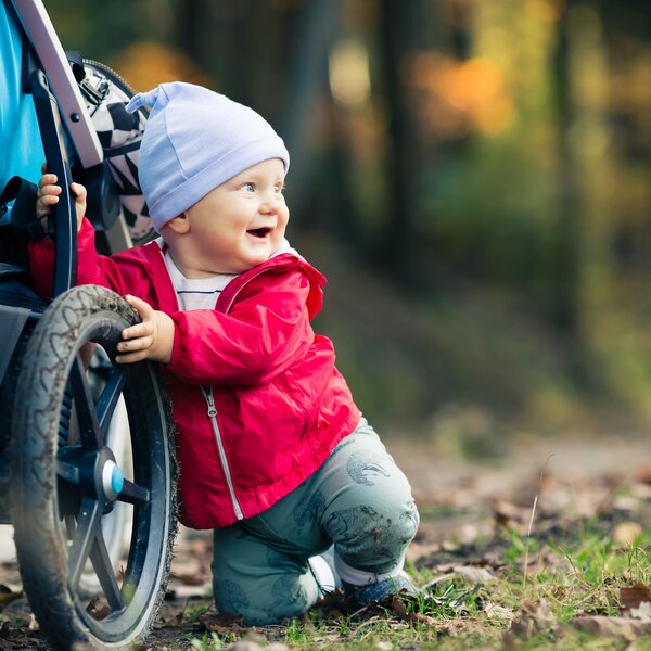 Bambino che gioca con il suo passeggino durante una passeggiata nel bosco | © Archivio Immagini ApT Val di Fassa