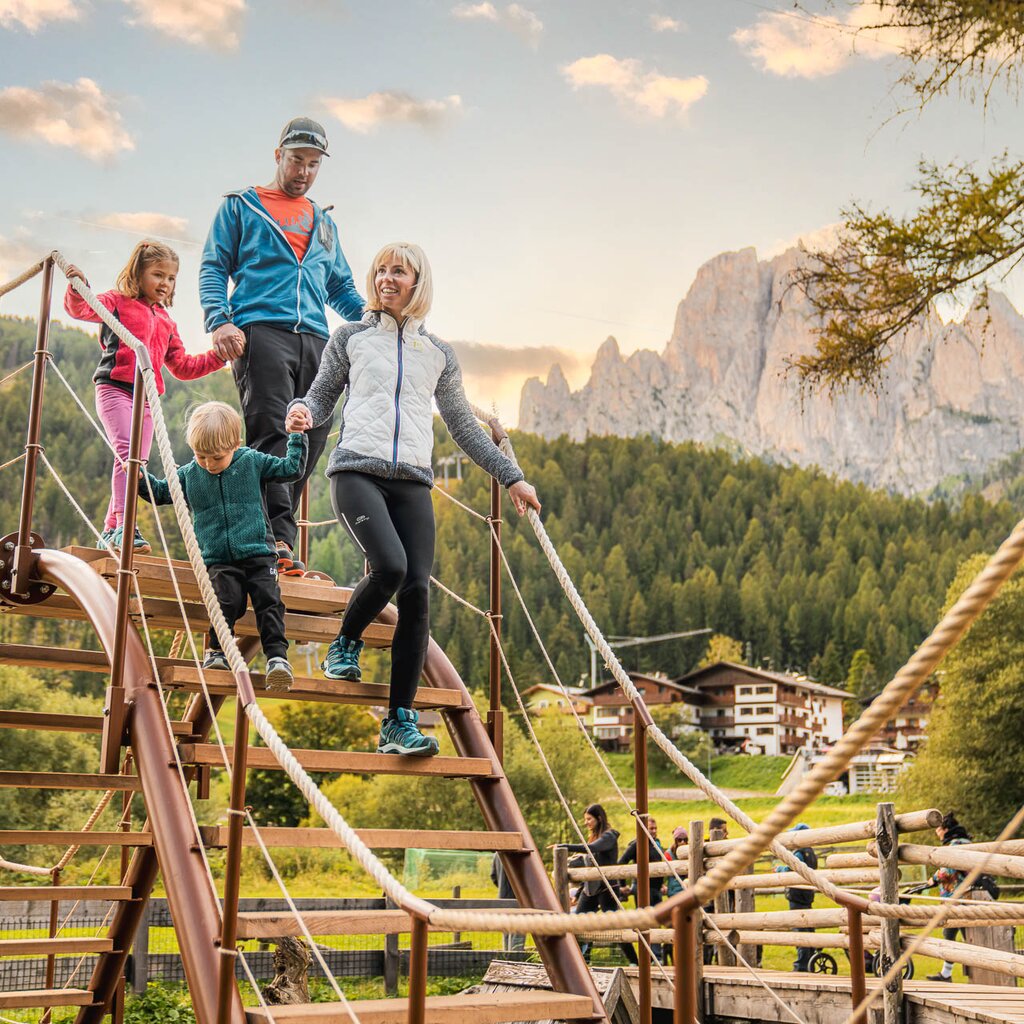 Famiglia con due bambini al parco giochi Piciocaa a Pera, in Val di Fassa | © Mattia Rizzi - Archivio Immagini ApT Val di Fassa