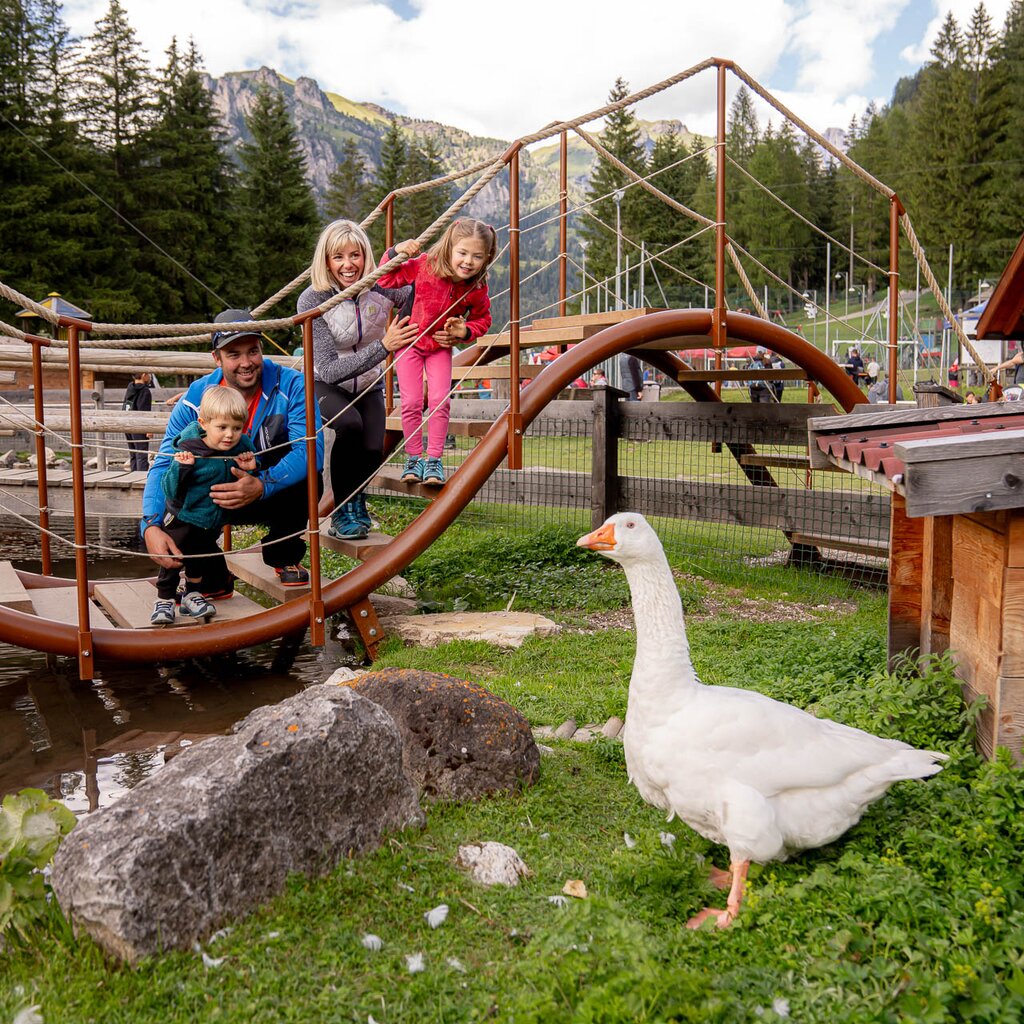 Famiglia che guarda gli animali al parco giochi Piciocaa a Pera, in Val di Fassa | © Mattia Rizzi - Archivio Immagini ApT Val di Fassa