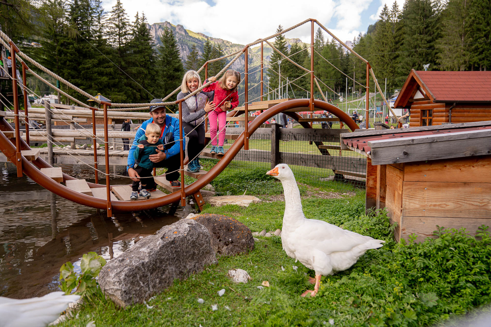 Famiglia che guarda gli animali al parco giochi Piciocaa a Pera, in Val di Fassa | © Mattia Rizzi - Archivio Immagini ApT Val di Fassa