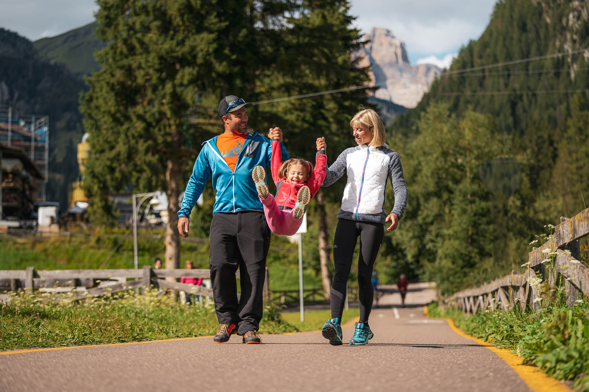 Famiglia che gioca insieme sulla ciclopedonale delle Dolomiti, che attraversa la Val di Fassa e la Val di Fiemme | © Mattia Rizzi - Archivio Immagini ApT Val di Fassa