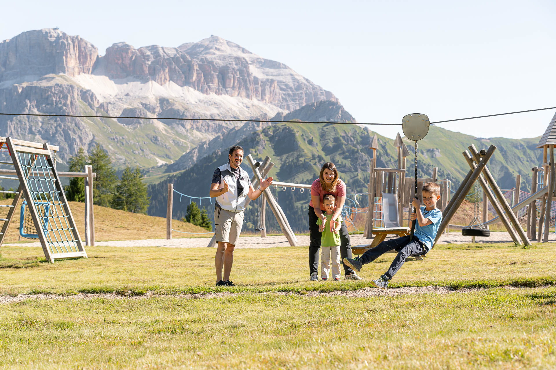 Famiglia al Ciampark, parco giochi in quota sulle Dolomiti in Val di Fassa | © Mattia Rizzi - Archivio Immagini ApT Val di Fassa