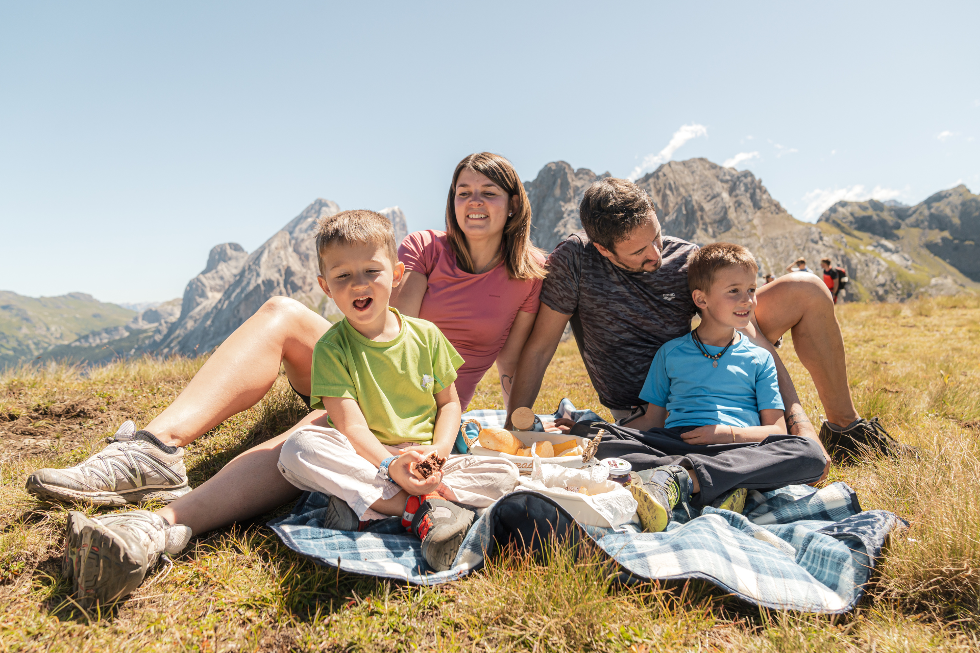 Famiglia si gode un picnic ad alta quota fra le Dolomiti | © Mattia Rizzi - Archivio Immagini ApT Val di Fassa
