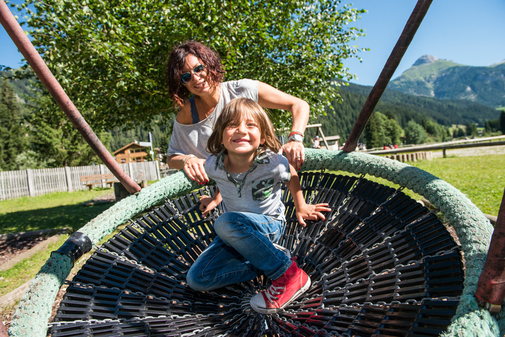 Bambino gioca su una giostra al parco giochi | © Archivio immagini ApT Val di Fassa - Mattia Rizzi