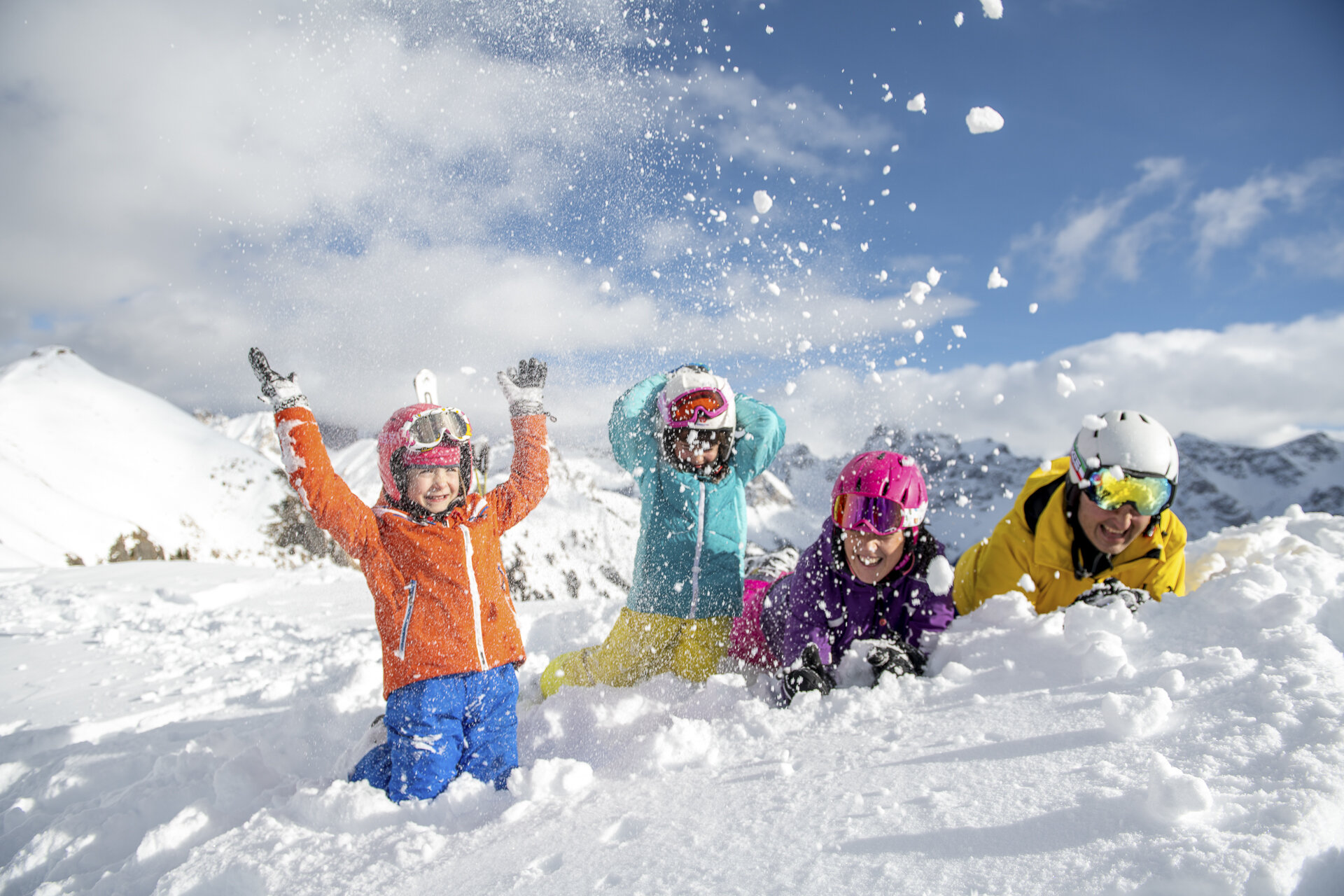 Famiglia che gioca sulla neve in Val di Fassa | © Mattia Rizzi - Archivio Immagini ApT Val di Fassa