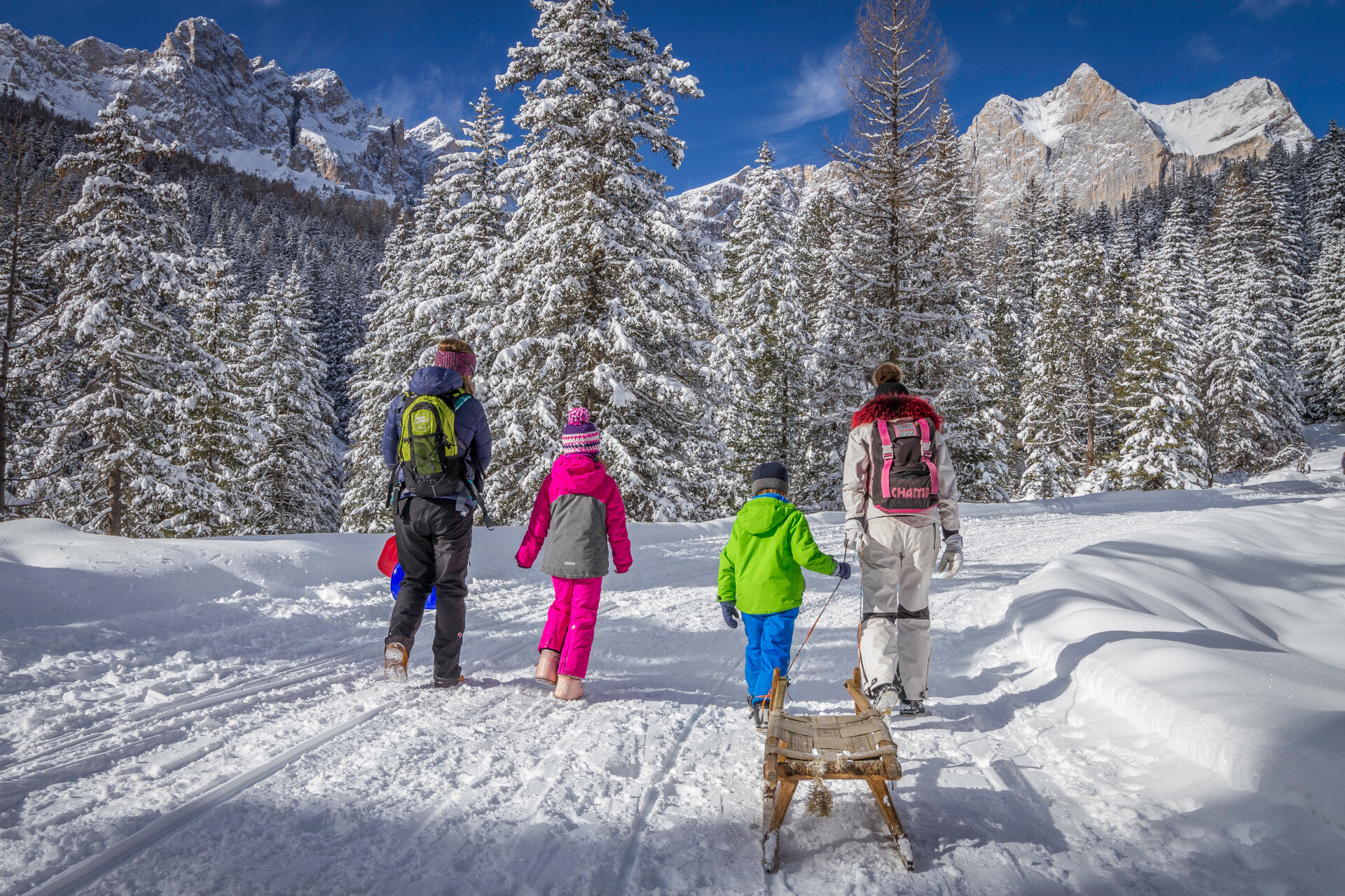 Famiglia con lo slittino | © Patricia Ramirez  - Archivio Immagini ApT Val di Fassa