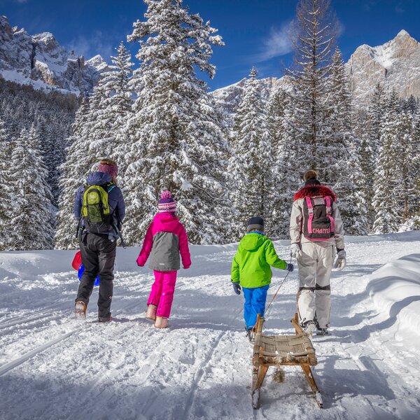 Famiglia con lo slittino | © Patricia Ramirez  - Archivio Immagini ApT Val di Fassa