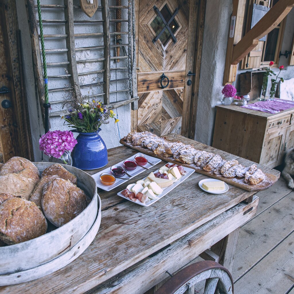 Buffet rustico | © Patricia Ramirez  - Archivio Immagini ApT Val di Fassa Buffet rustico servito fuori da un maso ladino | © Patricia Ramirez  - Archivio Immagini ApT Val di Fassa