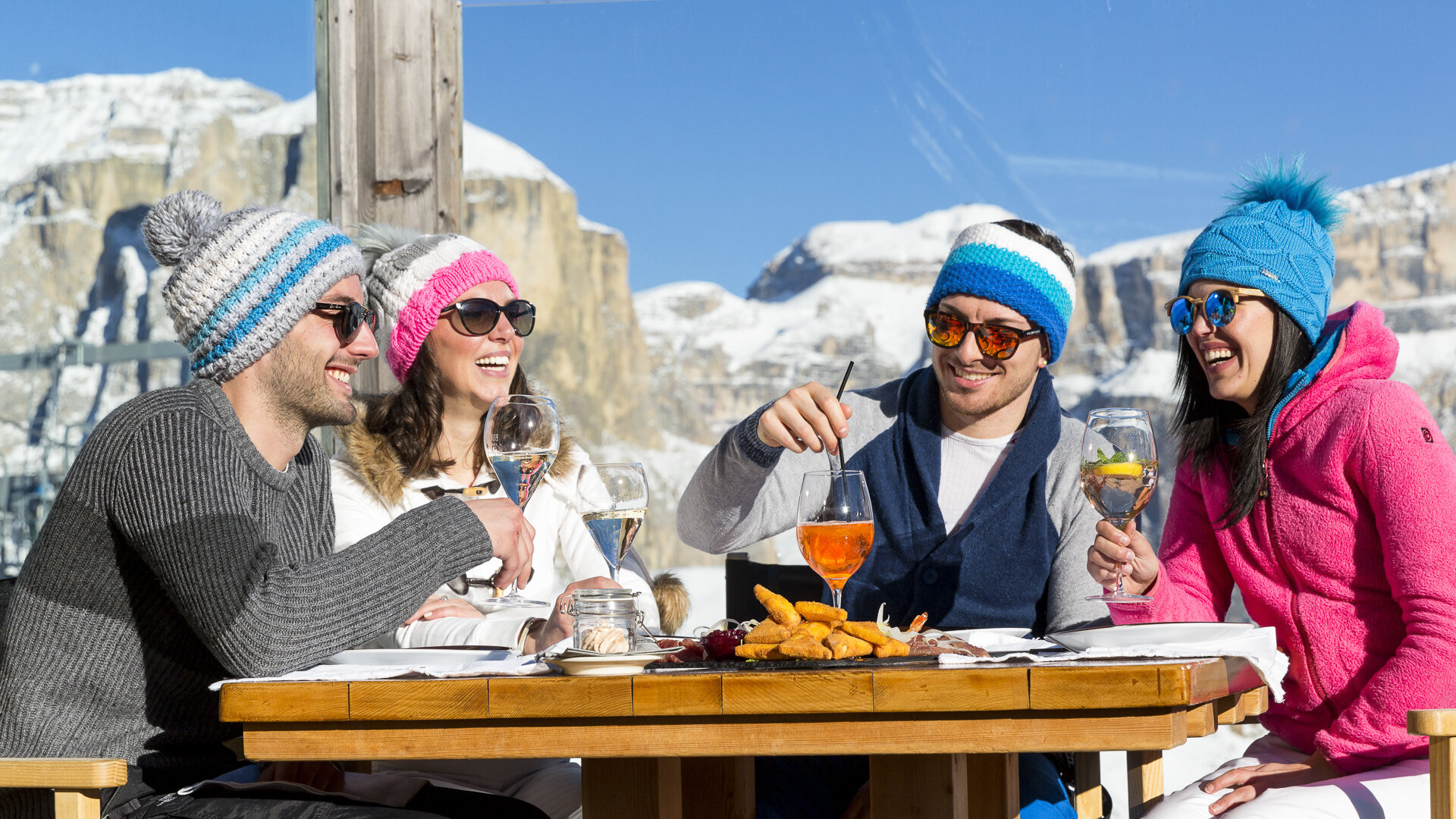 Aperitivo in rifugio sulle piste della Val di Fassa | © Nicolo Miana  - Archivio Immagini ApT Val di Fassa