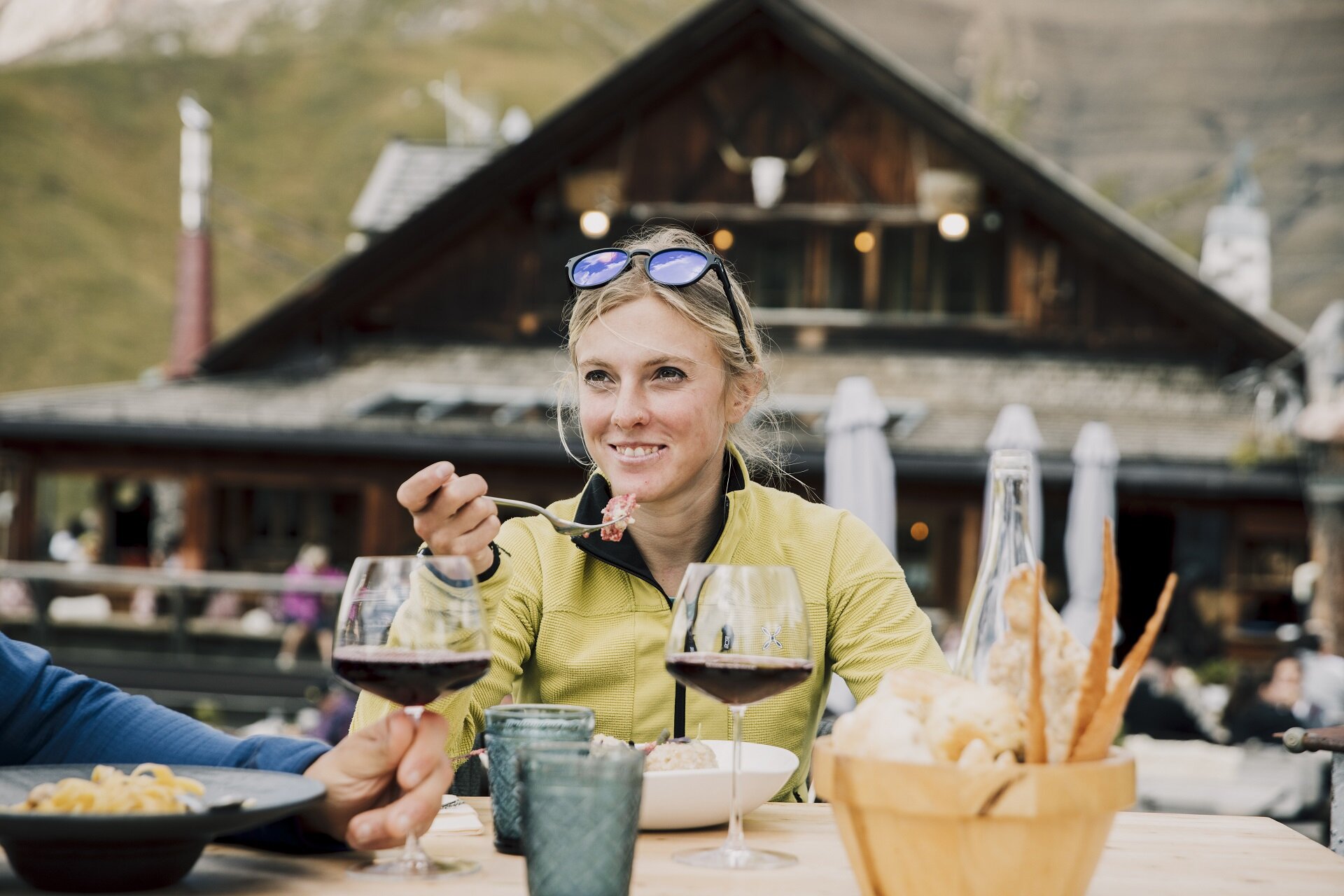Persona che mangia nei tavoli esterni di un rifugio sulle Dolomiti | © Federico Modica - Archivio Immagini ApT Val di Fassa