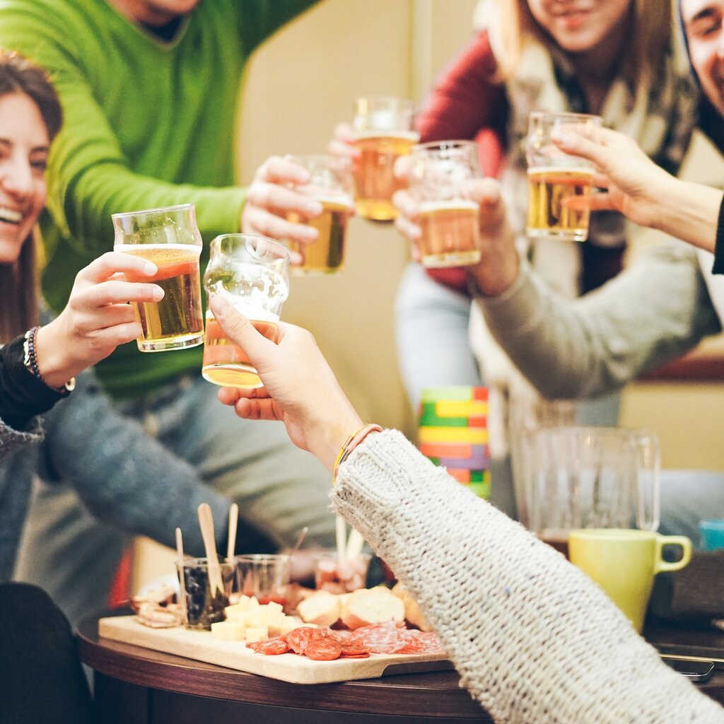 Persone che brindano durante un aperitivo in un bar | © Archivio Immagini ApT Val di Fassa