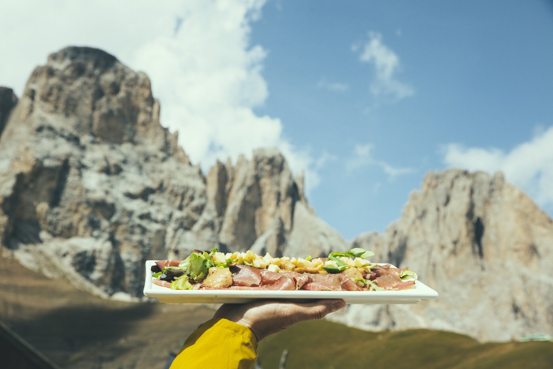 Tagliere con panorama delle Dolomiti di Fassa da un rifugio  | © Federico Modica - Archivio Immagini ApT Val di Fassa
